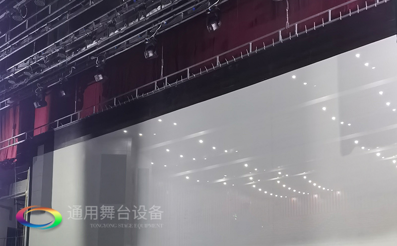 通用舞臺承建：南京曉莊學院報告廳舞臺項目（舞臺音響、舞臺燈光吊桿、舞臺幕布等）