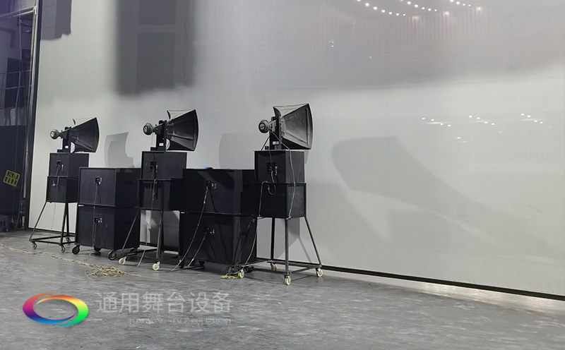 通用舞臺承建：南京曉莊學院報告廳舞臺項目（舞臺音響、舞臺燈光吊桿、舞臺幕布等）