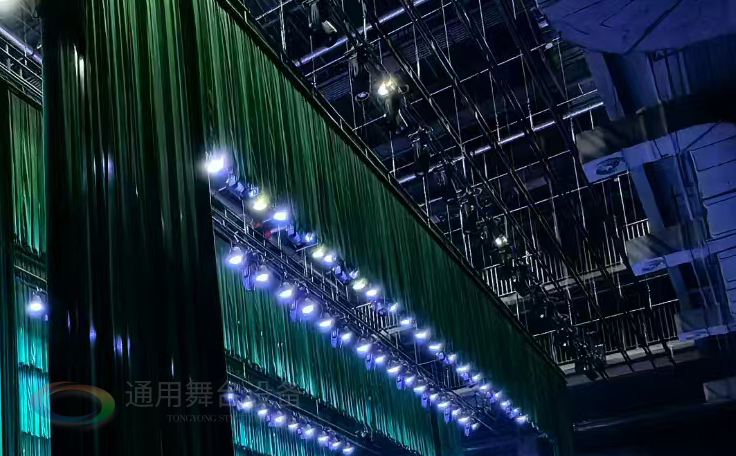 通用舞臺(tái)設(shè)備興化將軍路小學(xué)報(bào)告廳舞臺(tái)吊桿、舞臺(tái)阻燃幕布項(xiàng)目